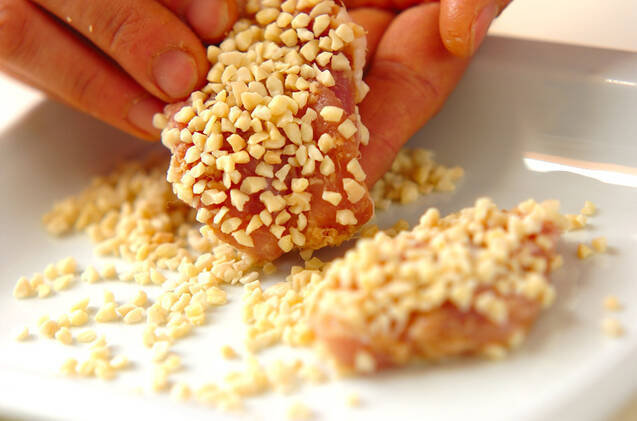 鶏もも肉のアーモンド揚げの作り方の手順2