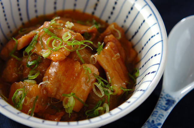 器に盛られた、豚バラ肉と冬瓜の味噌煮