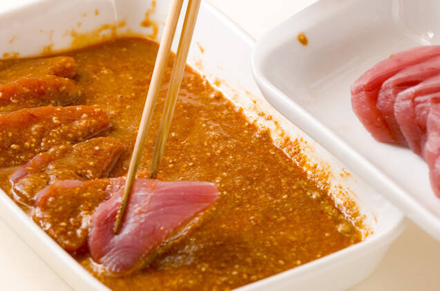 マグロのゴマ味噌漬丼の作り方の手順1