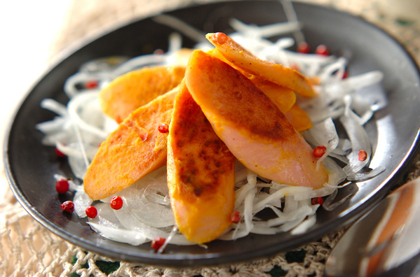 スライスオニオンを下にしいた魚肉ソーセージのマスタード焼き