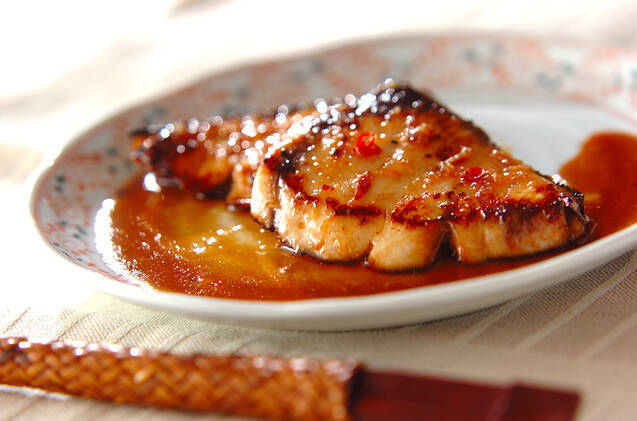 皿に盛られたブリのエスニック焼き