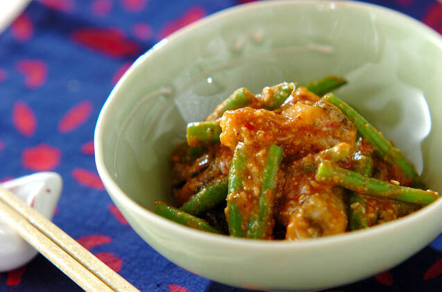 小鉢に入っている牡蠣とさやいんげんのピリ辛ごま味噌和え