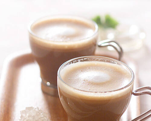 ガラスのカップに注いだキャラメルマキアート