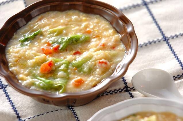 茶色の深鉢に入っているトマトとレタスの卵雑炊