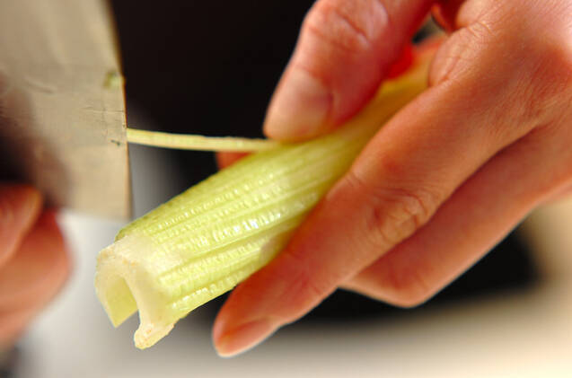 セロリのマリネの作り方の手順1