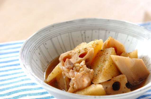 器に盛りつけられた長芋の煮物