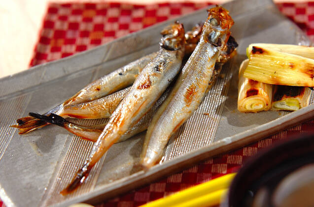 皿に盛り付けられたししゃものグリル焼き甘酢漬けと焼きねぎ