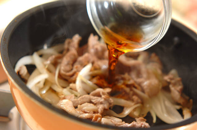 豚と玉ネギの麺つゆ炒め丼の作り方の手順3
