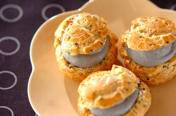 黒ゴマのシュークリーム