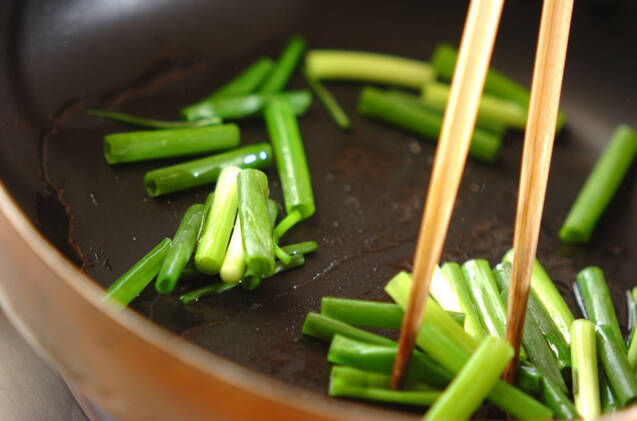 細ネギの塩炒めの作り方の手順2