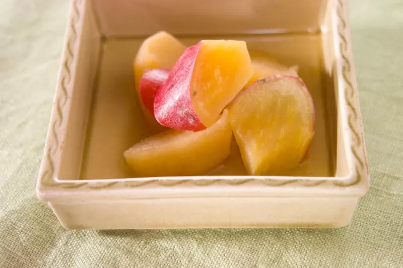サツマイモのリンゴ煮 副菜 レシピ 作り方 E レシピ 料理のプロが作る簡単レシピ
