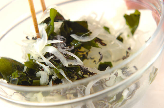 玉ネギの塩昆布和えの作り方の手順3