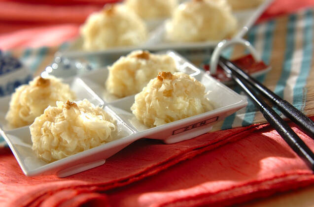 皿に盛られたイカしゅうまい