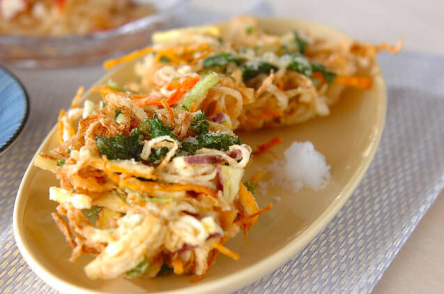 長皿に盛りつけられた湯葉と切干し大根のかき揚げ