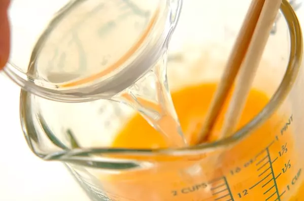 基本のだし巻き卵の下準備1