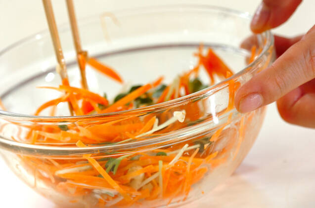 ニンジンと貝われ菜のナッツサラダの作り方の手順2