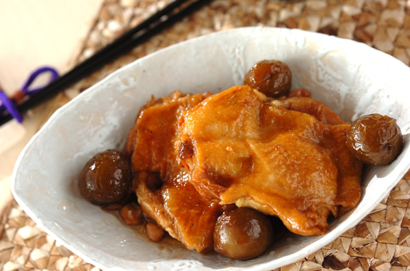 白い陶器に盛り付けた鶏肉の梅酒煮