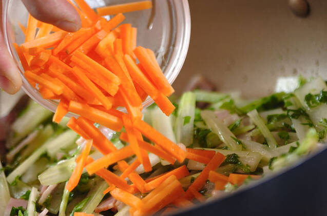 セロリとベーコンのソテーの作り方の手順5