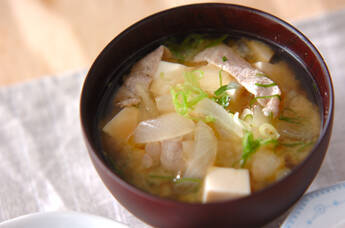 豚肉と玉ネギのみそ汁