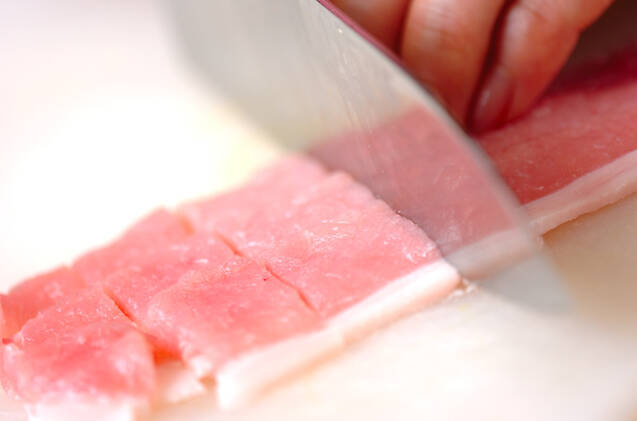 豚肉と玉ネギのみそ汁の作り方の手順1