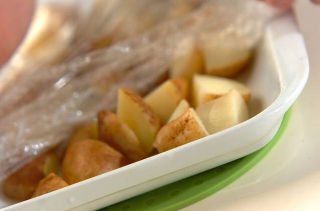 ホタルイカと新ジャガのアヒージョの作り方の手順2