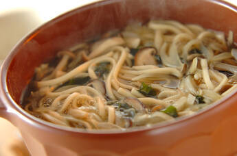 ワカメとキノコの煮込みうどん