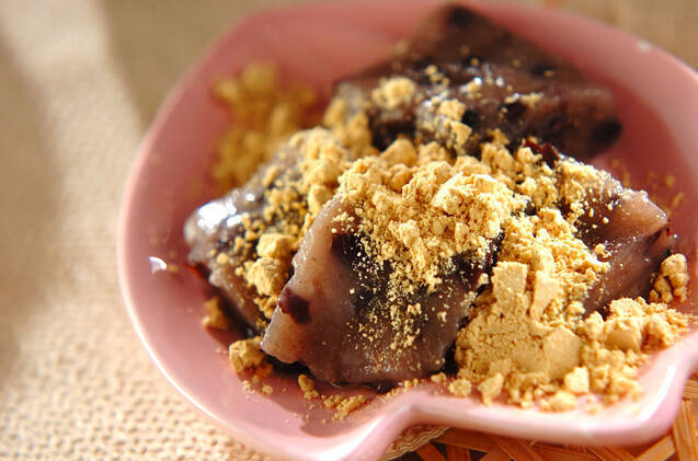 ピンク色のお皿に入った小豆入り葛餅