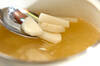 里芋と天かすのみそ汁の作り方の手順2