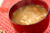 里芋と天かすのみそ汁の作り方の手順