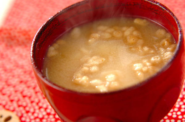 茶碗に盛られた里芋の味噌汁