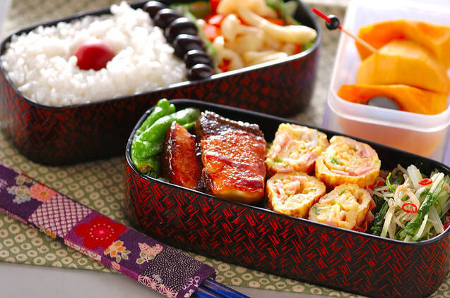 お弁当箱に入ったハム入り卵焼き