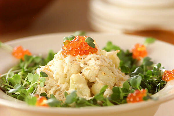 白い丸皿に盛り付けられた大根とカリフラワーのホワイトサラダ
