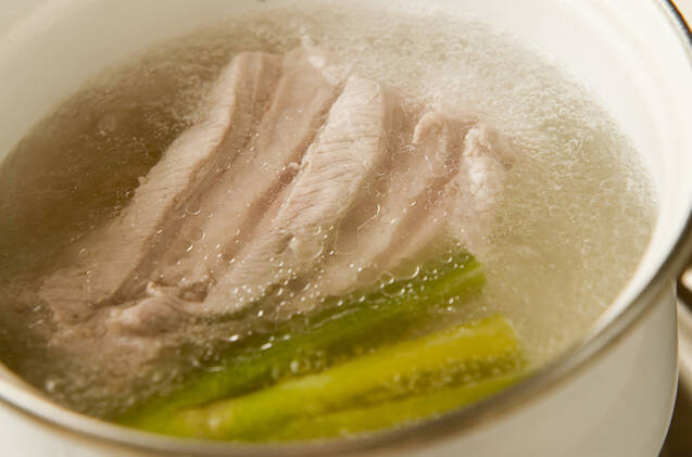 ゆで豚バラおろしのせの作り方の手順1