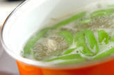 キヌサヤ、サヤインゲンとホタテの洋風スープの作り方2