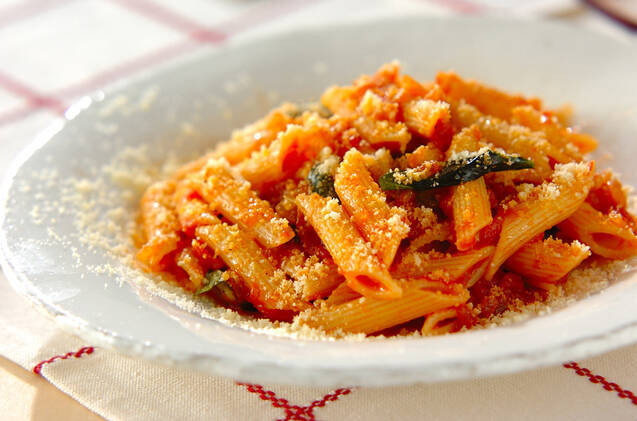 白い皿にのった粉チーズのアラビアータ
