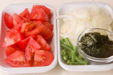 トマトと卵のスープの下準備1
