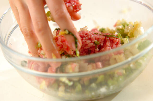 野沢菜入り焼き餃子の作り方の手順3