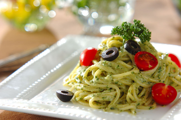 オリーブやミニトマトがトッピングされたツナ缶のパセリクリームパスタ