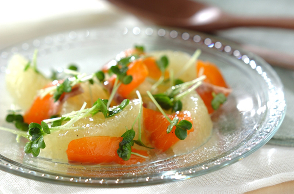 透明の皿に盛られ、カイワレ大根の入ったグレープフルーツとサーモンのマリネ