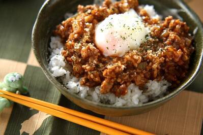 とろーり温泉卵のせミートソース丼 レシピ 作り方 E レシピ 料理のプロが作る簡単レシピ