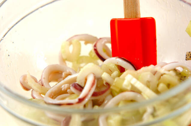 イカとセロリとキウイのマリネの作り方の手順2