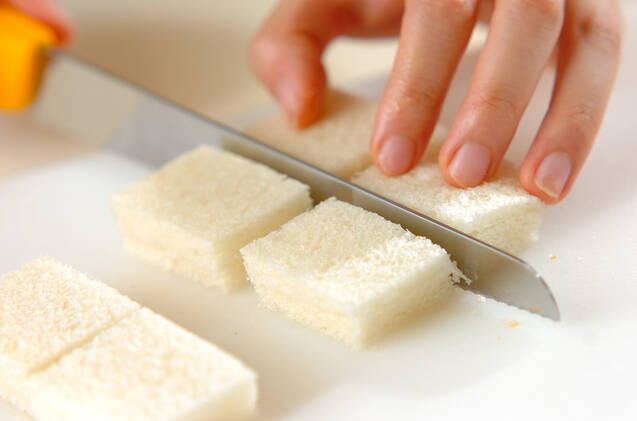 ハーブ風味の揚げパンの作り方の手順1