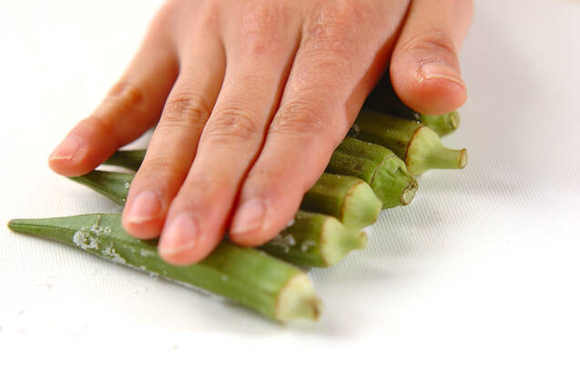 トロトロがおいしい オクラと豆腐の味噌汁の作り方の手順1