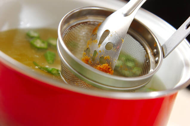 トロトロがおいしい オクラと豆腐の味噌汁の作り方の手順4
