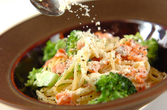 サーモンクリームパスタの作り方の手順4