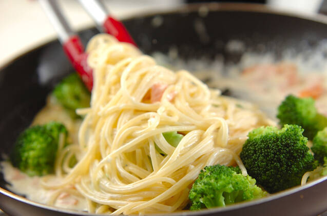 サーモンクリームパスタの作り方の手順3