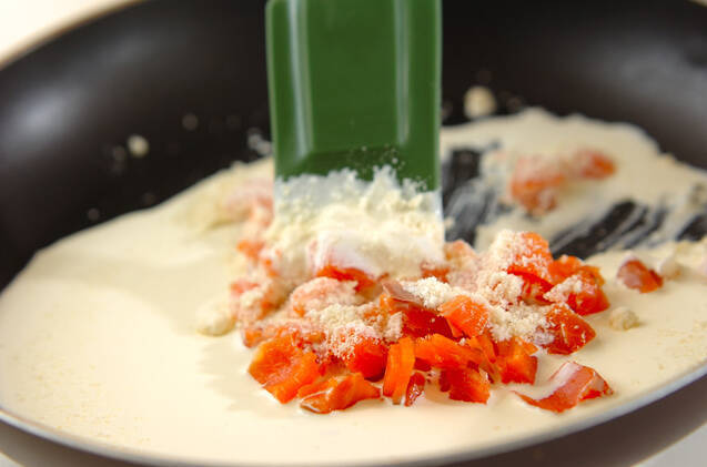 サーモンクリームパスタの作り方の手順1