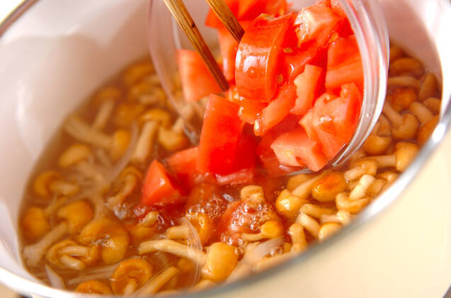 ナメコとトマトのみそ汁の作り方の手順5