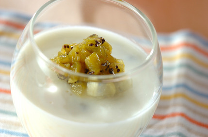 キウイジャムのせヨーグルトプリン