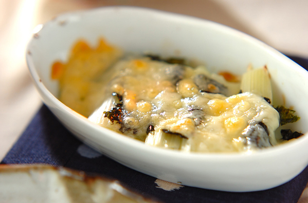 白い皿に入っている長ねぎの韓国海苔チーズ焼き